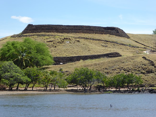 Pu'ukohola Heiau & Mailekini Heiau overlooking Pelekane Bay