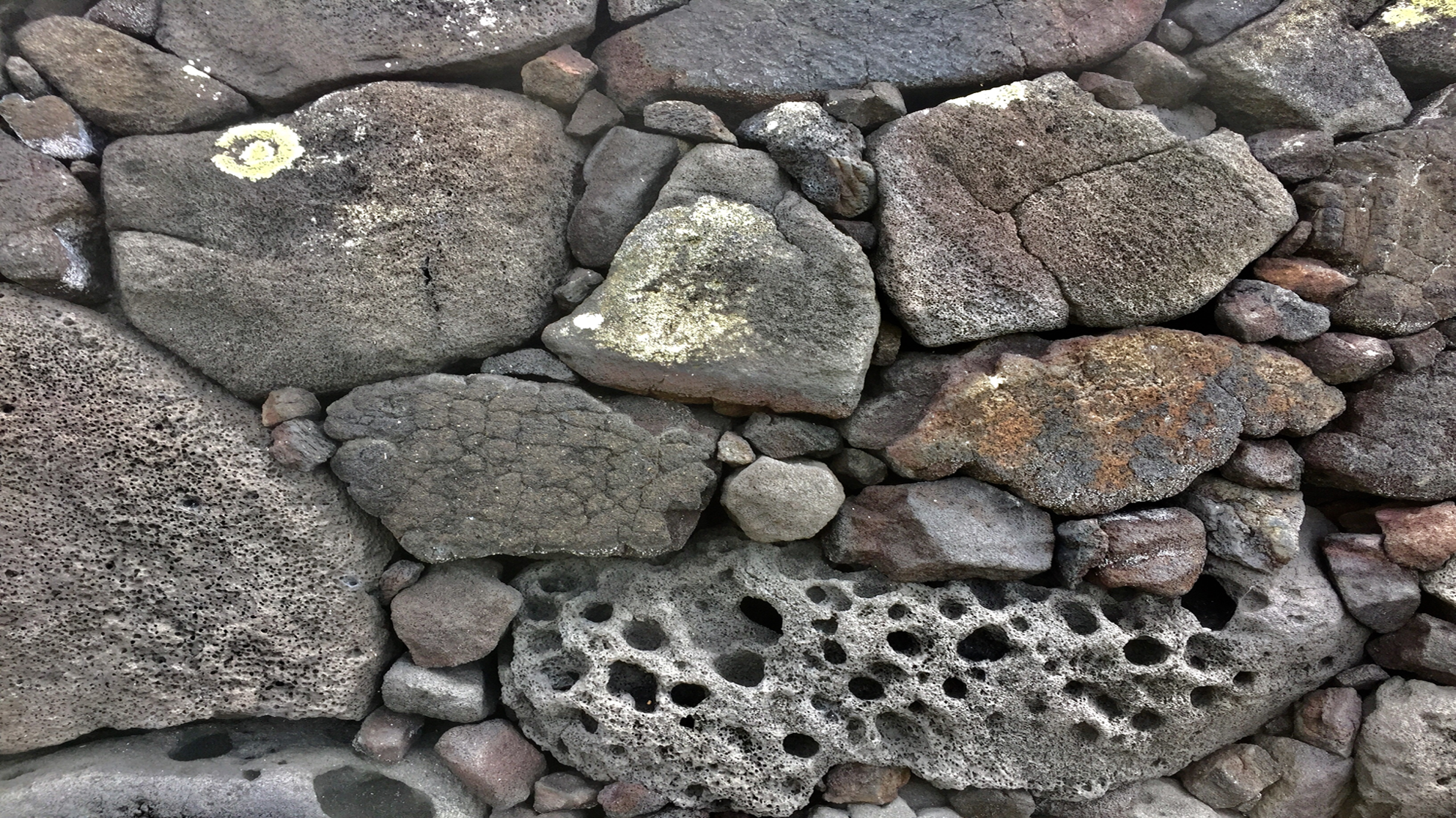 Close up image of Hawaiian dry set masonry wall