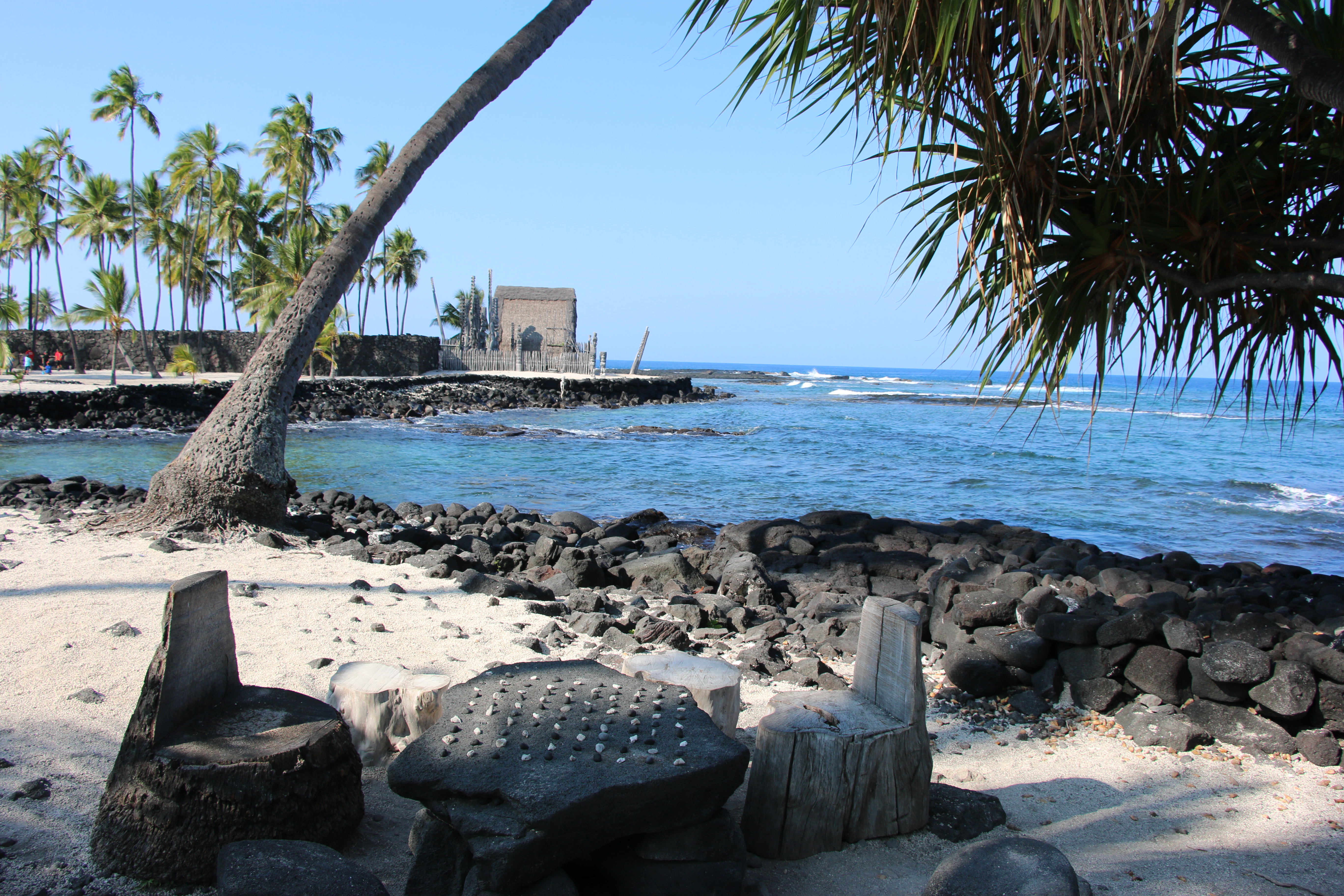 Kōnane board & Hale o Keawe temple in the background