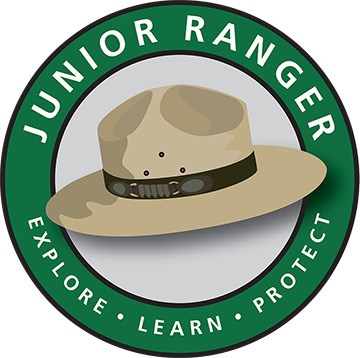 An illustration of a Junior Ranger hat in a cirlce.