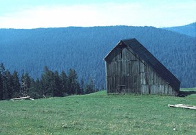 Dolason barn overlooking the valley.