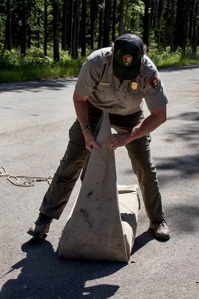 Loading manties Ranger folds canvas material.