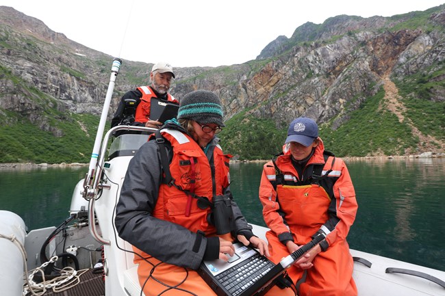KEFJ_2015_Pfeiffenberger_0123 Researchers on skiff in Resurrection Bay