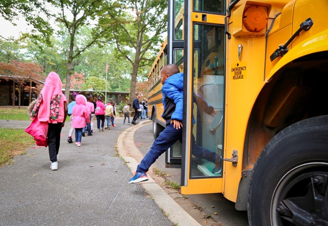 kids getting off bus