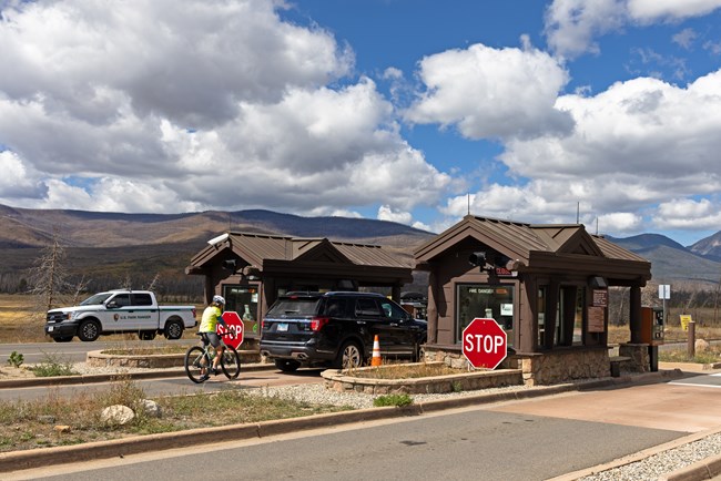Grand Lake Entrance_Vehicle and Bicycle in Line