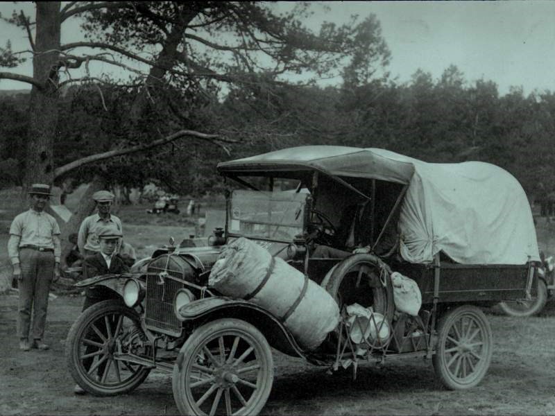 a photo of a vintage camper