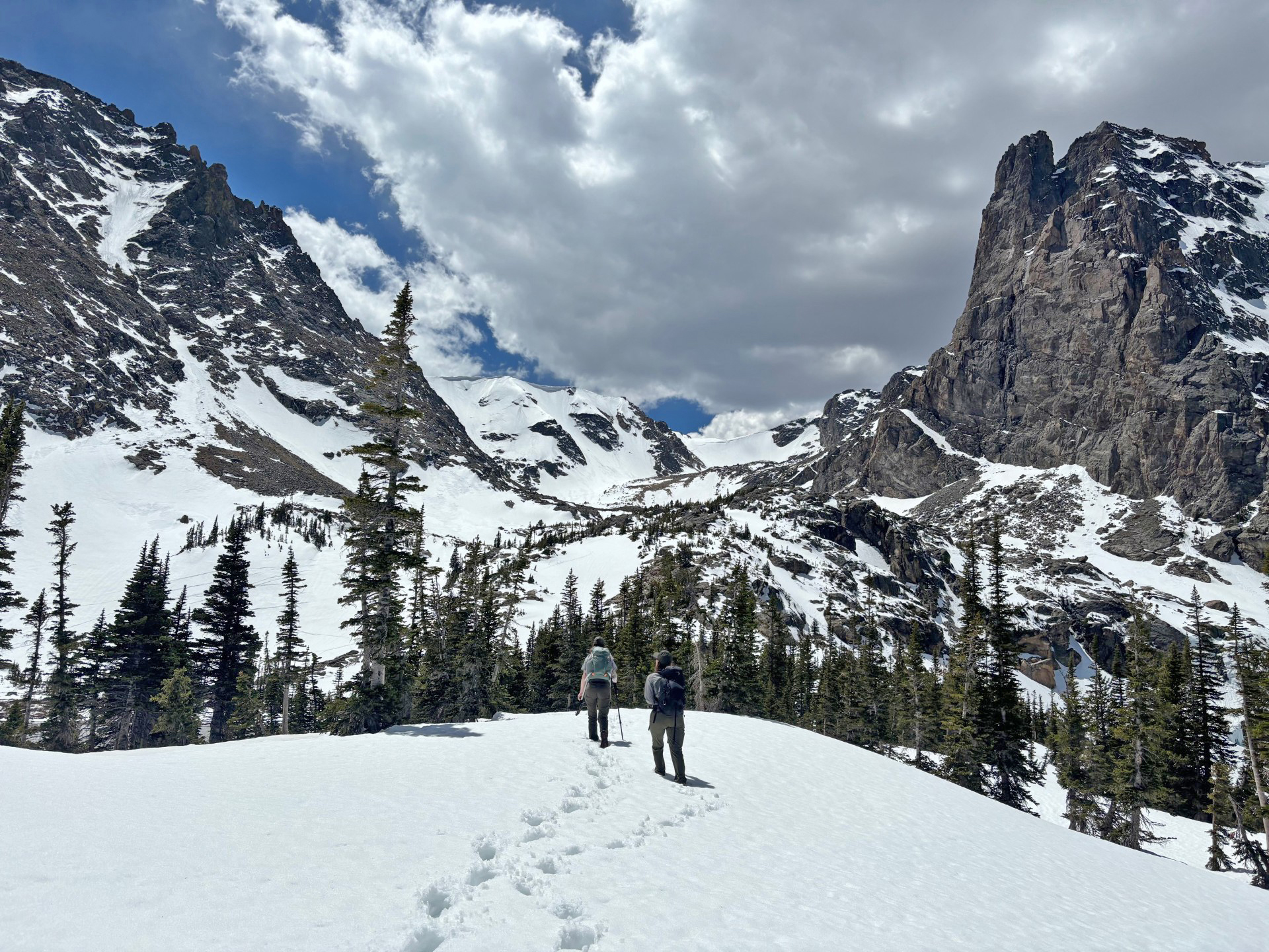 Trail to Lake Helene covered with snow with Notchtop