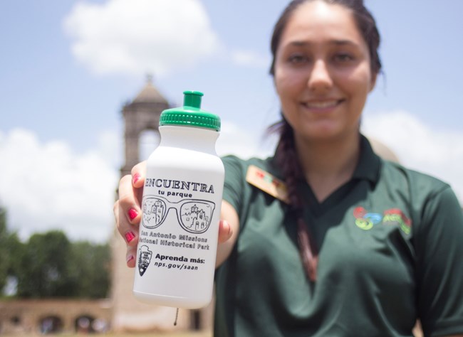 encuentra tu parque 2 Intern holds water bottle to camera