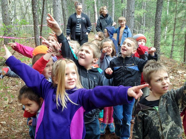 JacobowskiJ_TregoNatureTrail_StudentsObservingNature_20150513_vweb Children pointing at nature