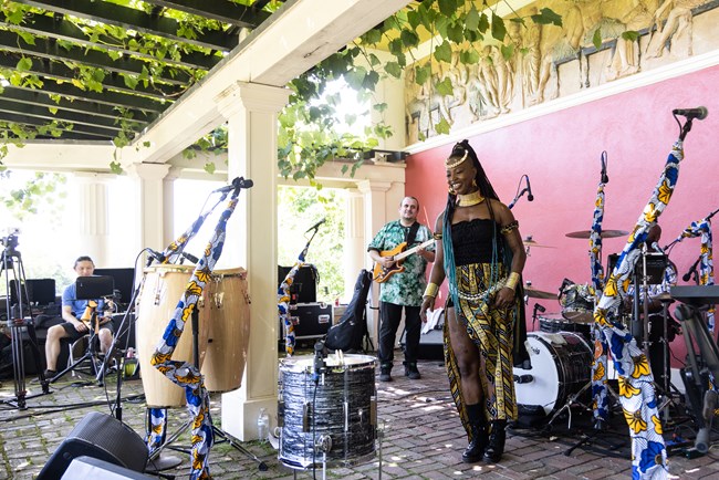 Dobet Gnahore performing at park