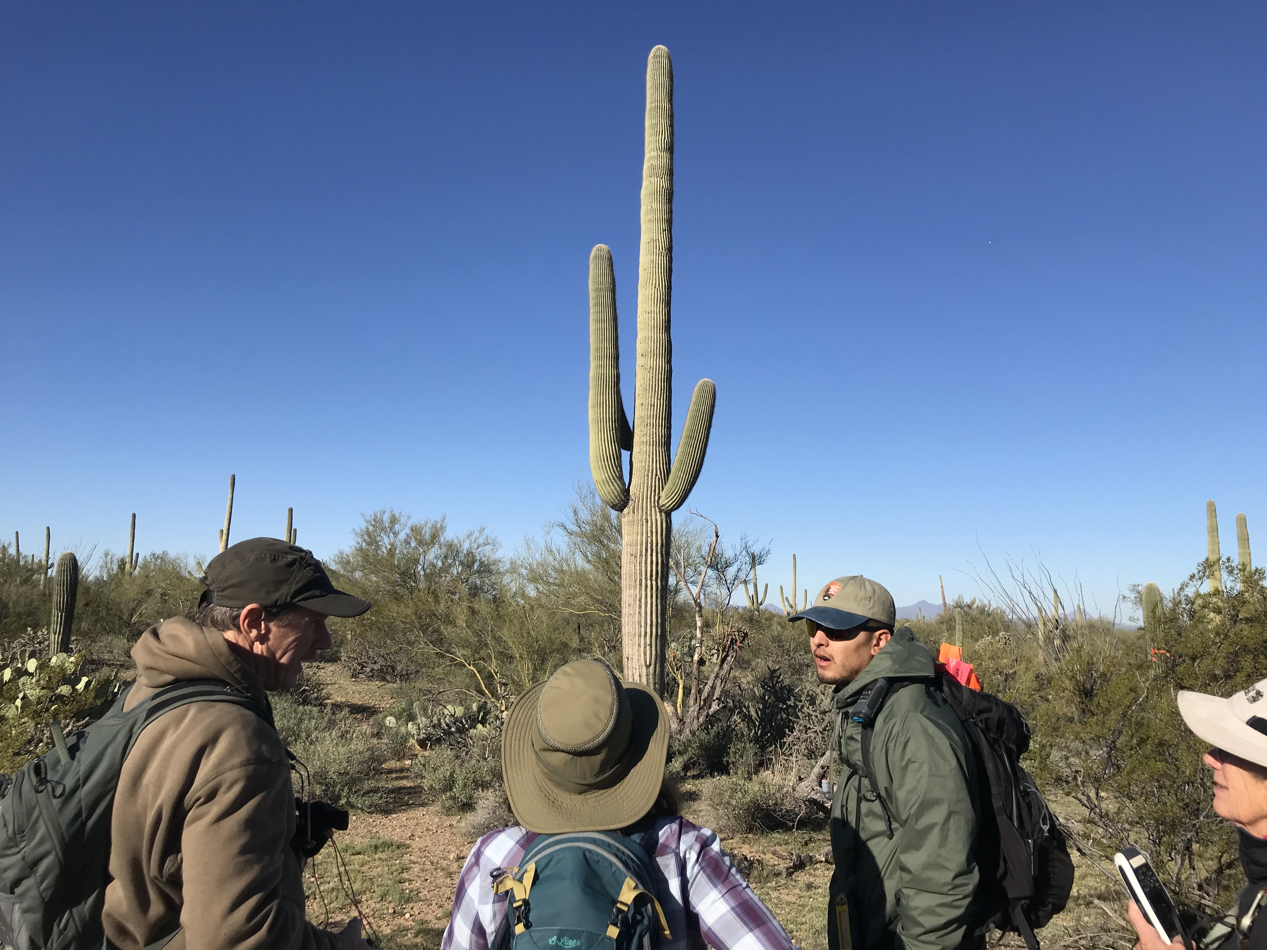 Park staff describes data collection methods to volunteers