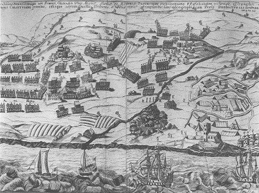 A print depicting a large battle. The land is near water and is hilly, especially at upper left. A village and encampment are bottom right. Most combatants are in dozens of groups in square formations. Soldiers on horseback are scattered throughout. A print depicting a large battle. The land is near water and is hilly, especially at upper left. A village and encampment are bottom right. Most combatants are in dozens of groups in square formations. Soldiers on horseback are scattered throughout.
