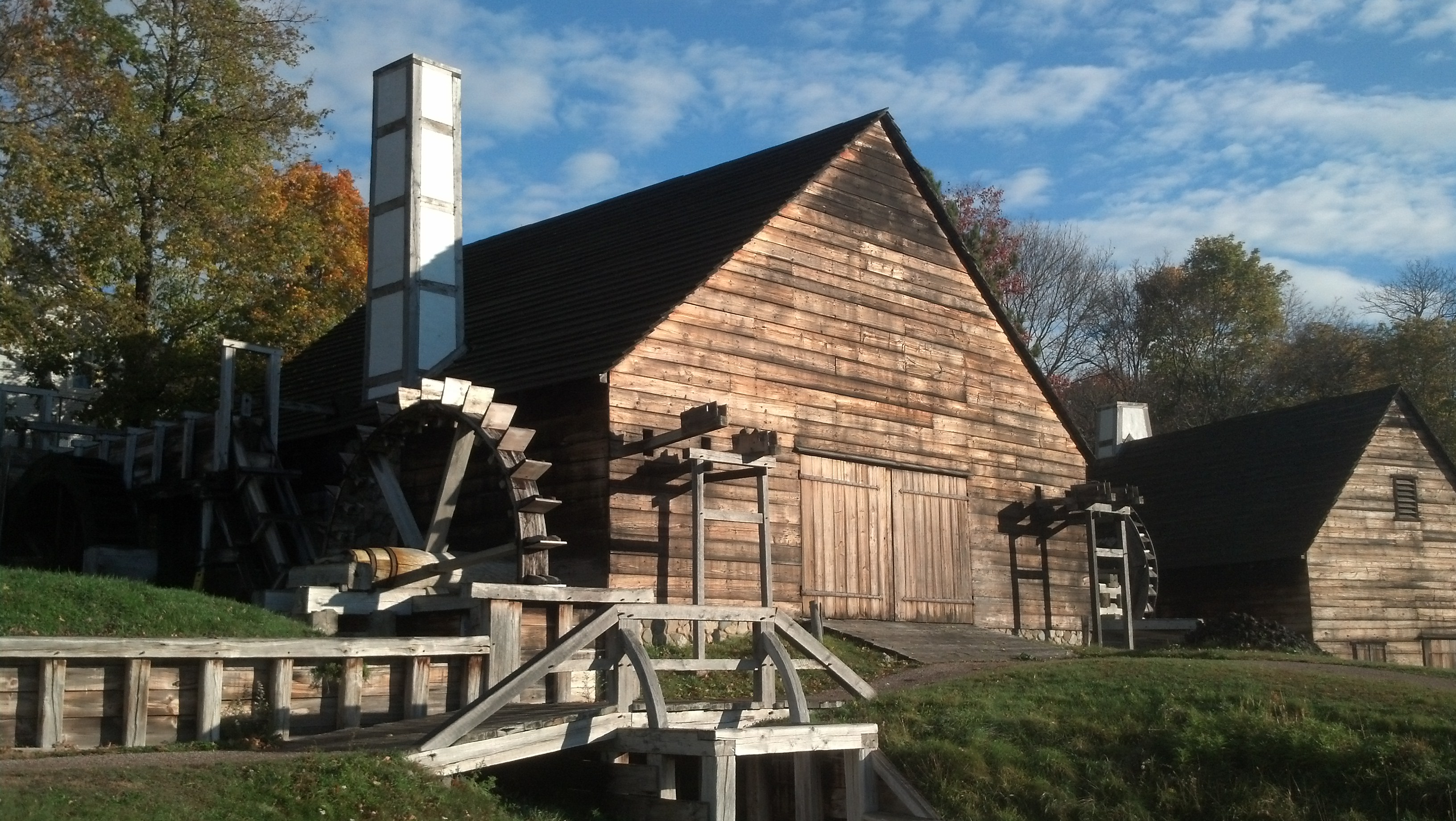 A large wooden building with water wheels on the side.