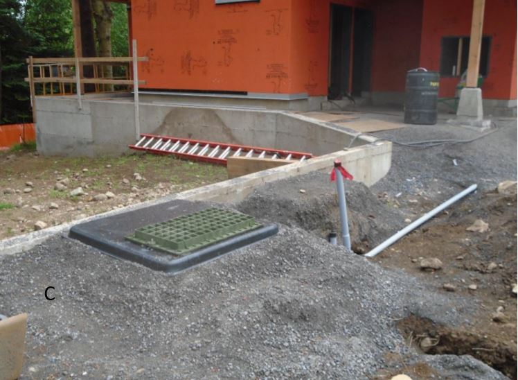 Junction box for electricity and fiber distribution The junction box for electricity and fiber optic cable is set