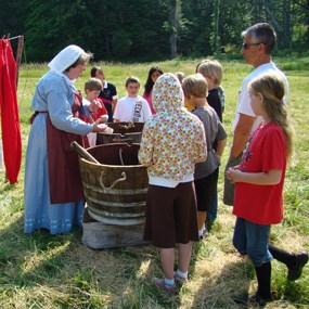 Brenda Hutchings instructs Friday Harbor's 4th graders in the fine old art of laundering. Brenda Hutchings instructs Friday Harbor's 4th graders in the fine old art of laundering.