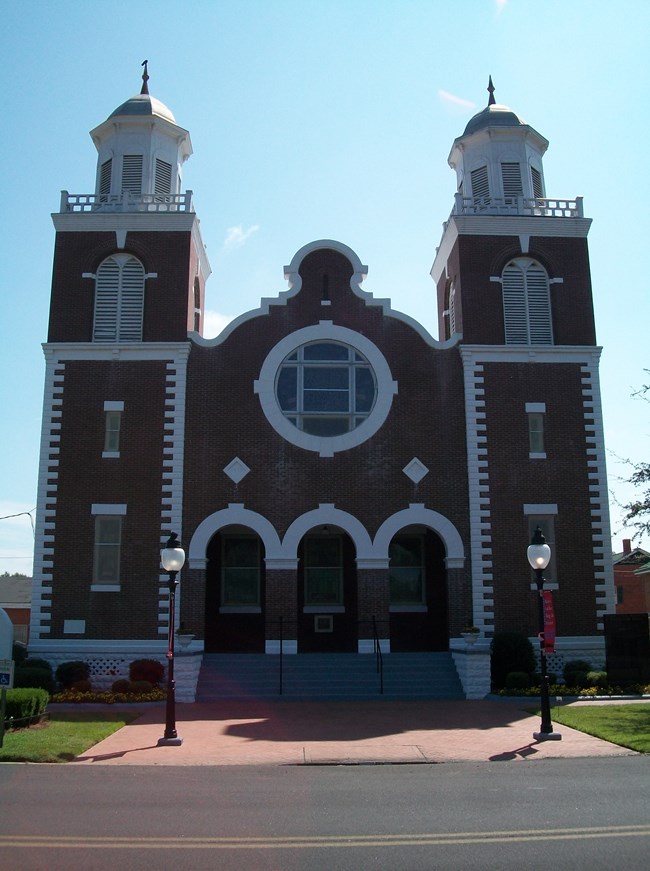 Image of a large building.