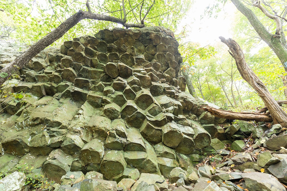 Columnar Jointing at Compton Peak Trail Rock formation with columnar jointing feature