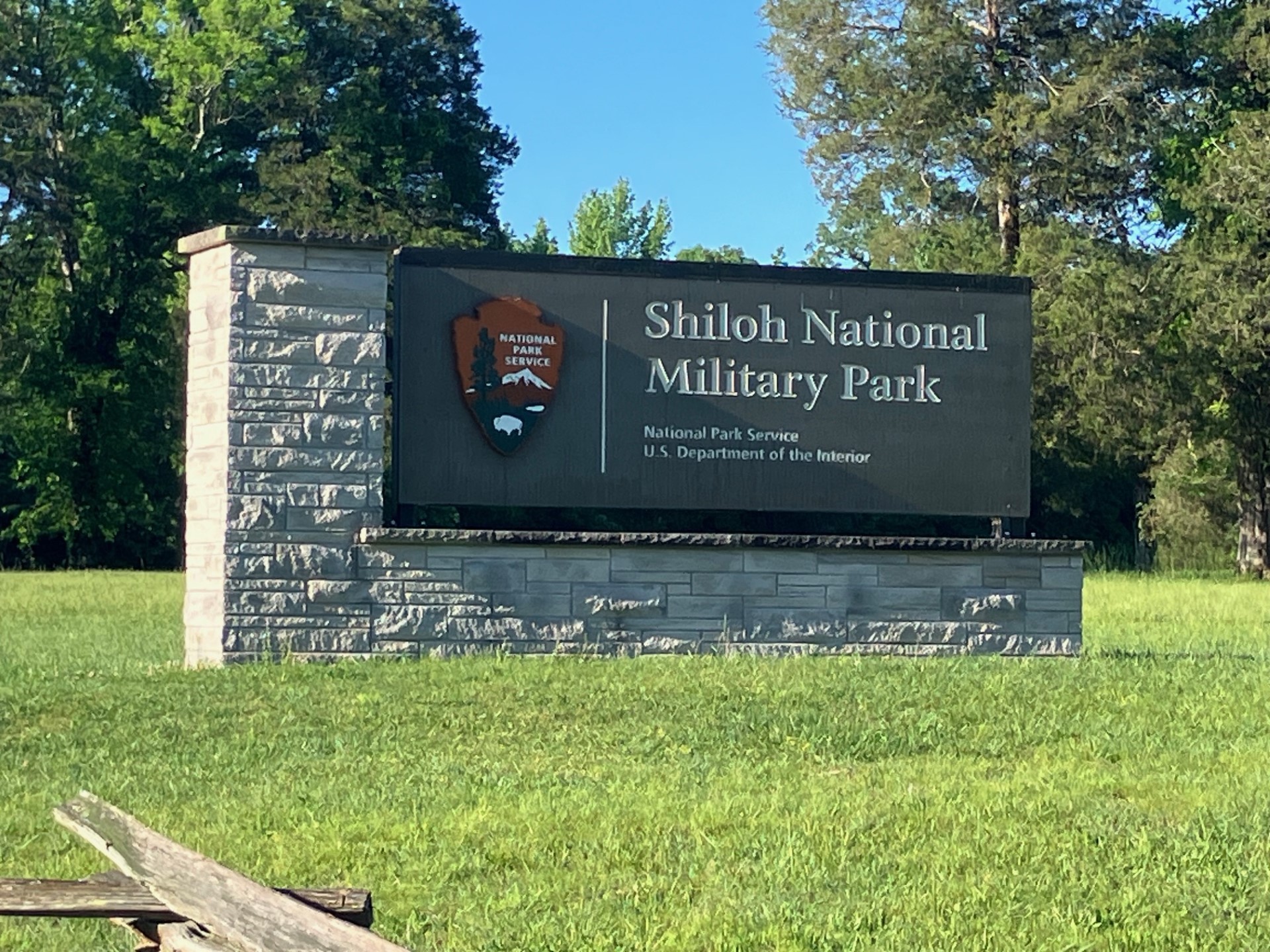 Brown and white entrance sign at Shiloh