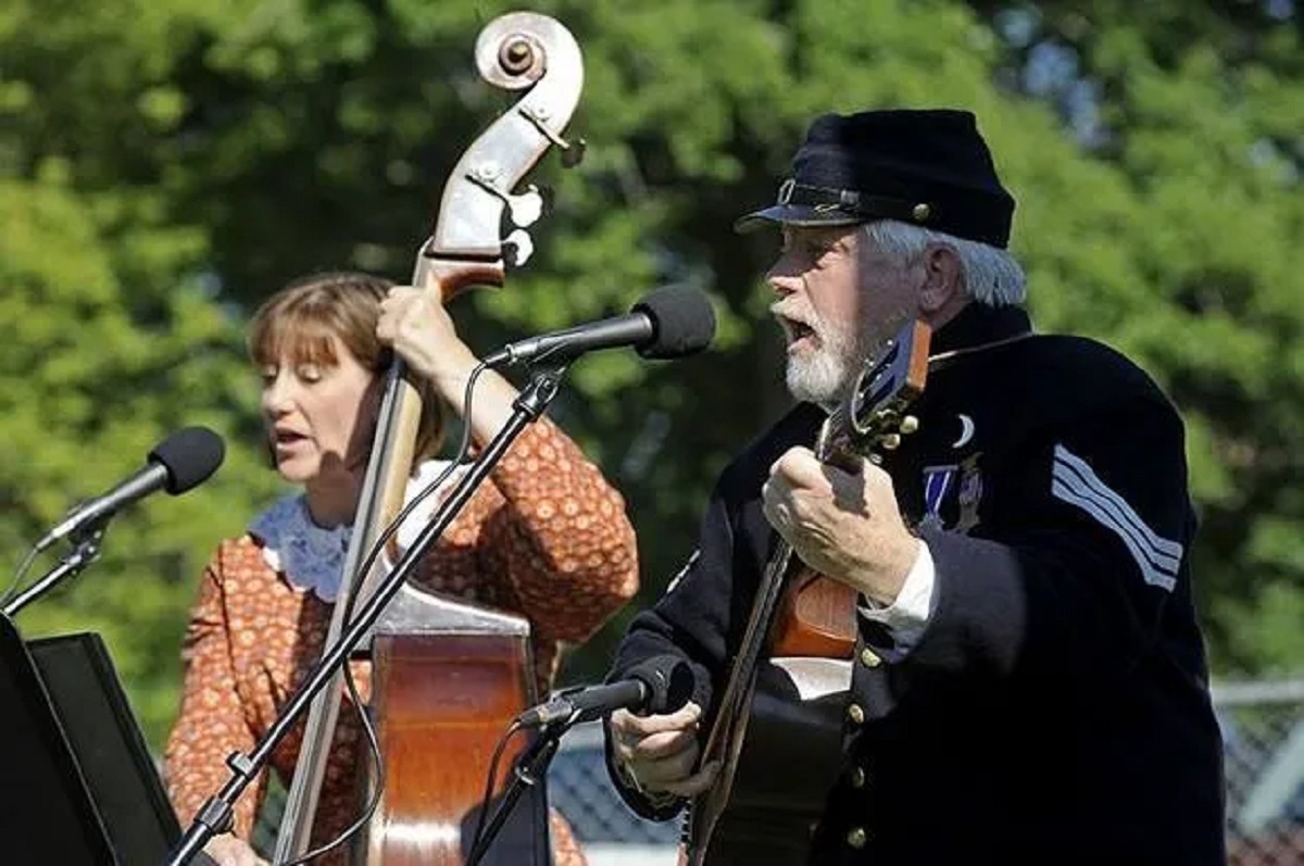 Steve and Lisa Ball Live A man and woman in period clothing playing instruments and singing