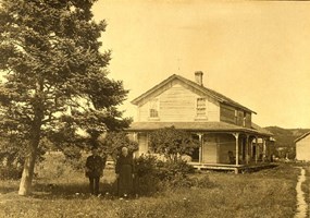 Thomas Kelderhouse in front of his house