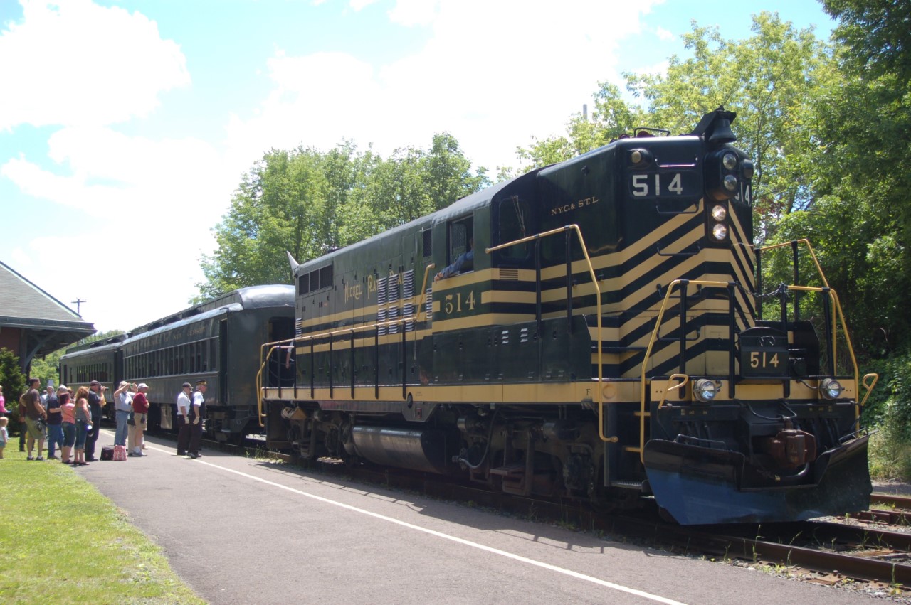 NP No. 514 picking up passengers