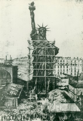 An illustration of the presentation of the Statue to the U.S. Minister Levi Parsons Morton in Paris on July 4, 1881.