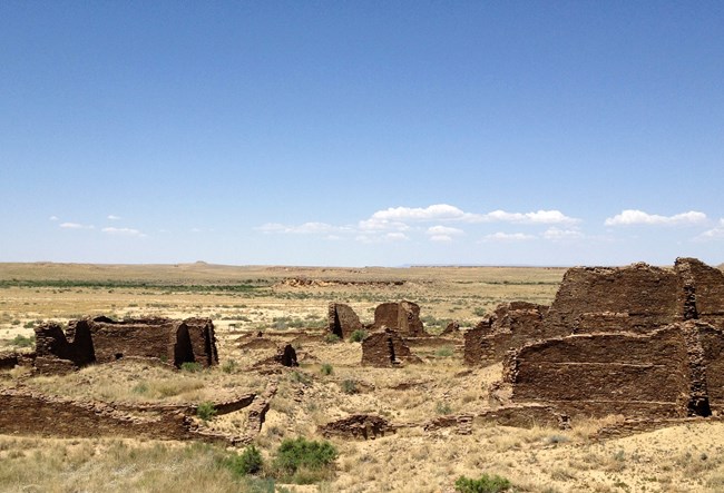 lt= View from Kin Bineola at Chaco Culture National Historical Park, New Mexico. A distant view with ancestral Puebloan buildings in the foreground.