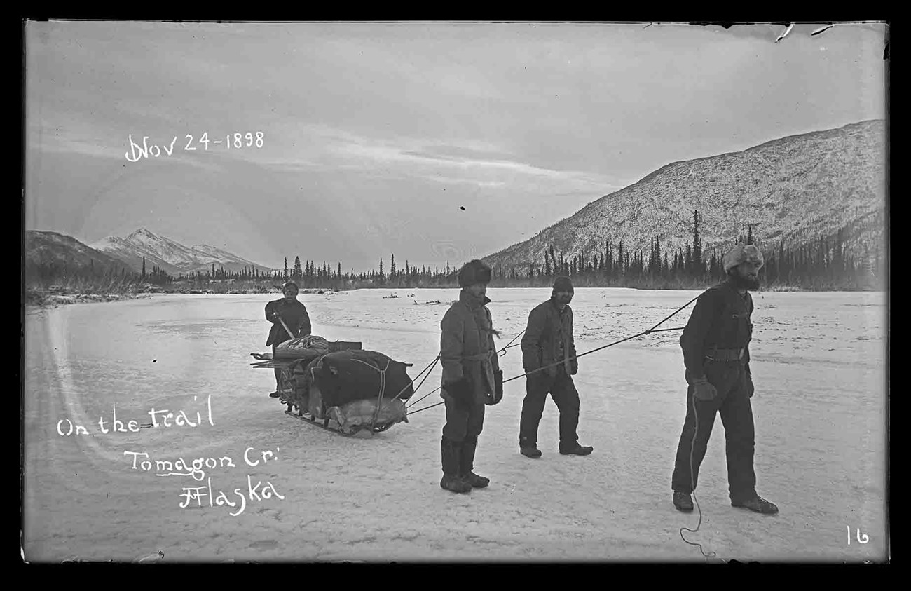 CH3_9_B1989.024.093_web An historic photo of an arctic expedition.
