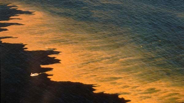 noctiluca_bloom red tide wave and fishing vessel