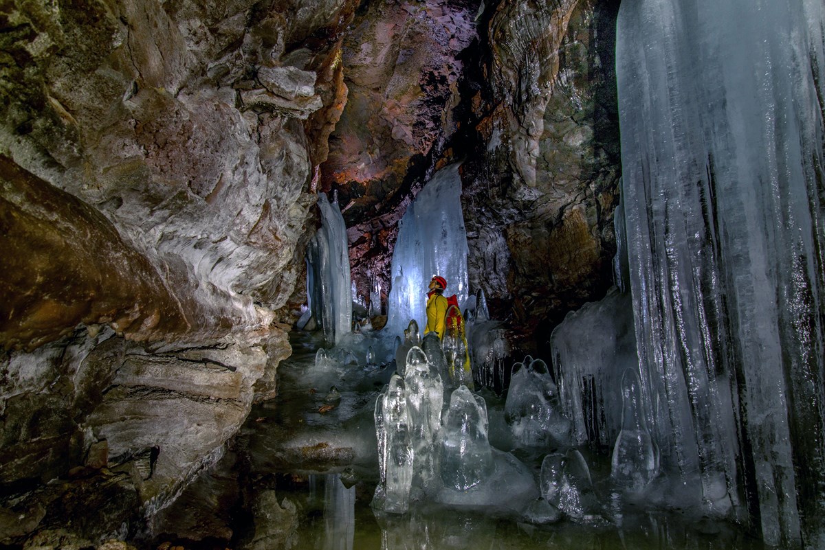 クリスタル氷の洞窟