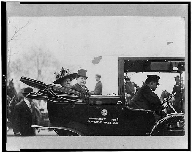 Black and white photo of William Howard Taft and Helen Herron Taft in an automobile