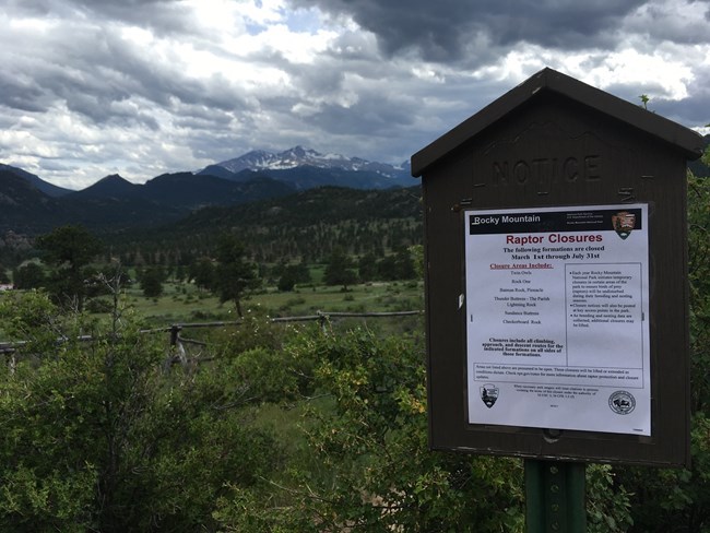 Trail sign posting closures to climbing formations due to raptor nesting