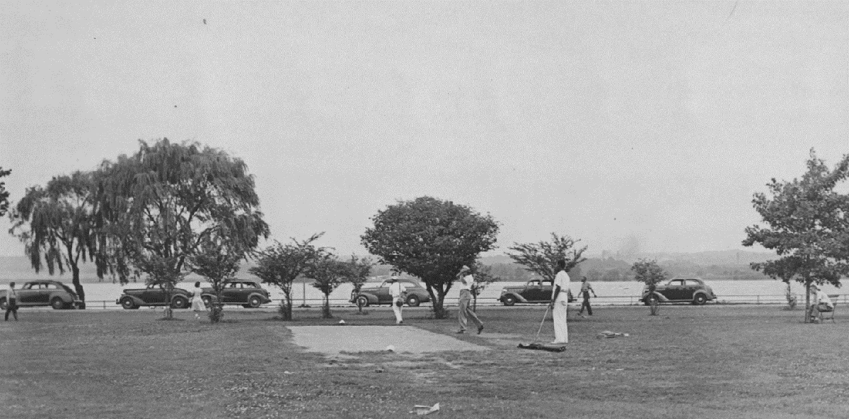 African American golfers at East Potmac Park African American golfers protest segregation at East Potomac Park in 1941.