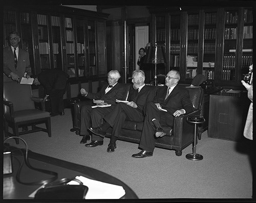 500-CARL_LOC-lincoln-10191v Photograph shows Lincoln scholars including Carl Sandberg (left) seated on a couch, during the Abraham Lincoln Sesquicentennial at the Library of Congress