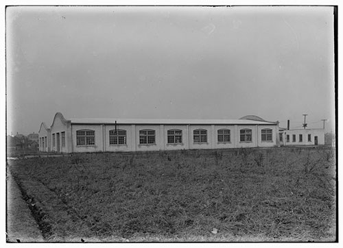 500-DAAV-Wright-Factory-LOC00686v Exterior side view of the Wright Company factory in Dayton, a low warehouse-like building with windows along the sides