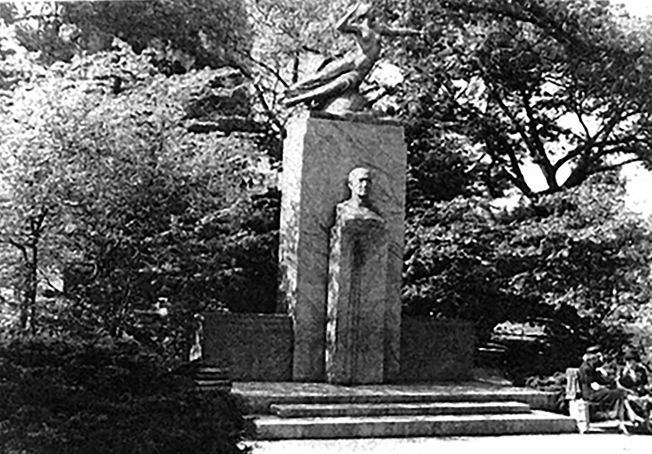 A historic photo of the memorial from 1950.