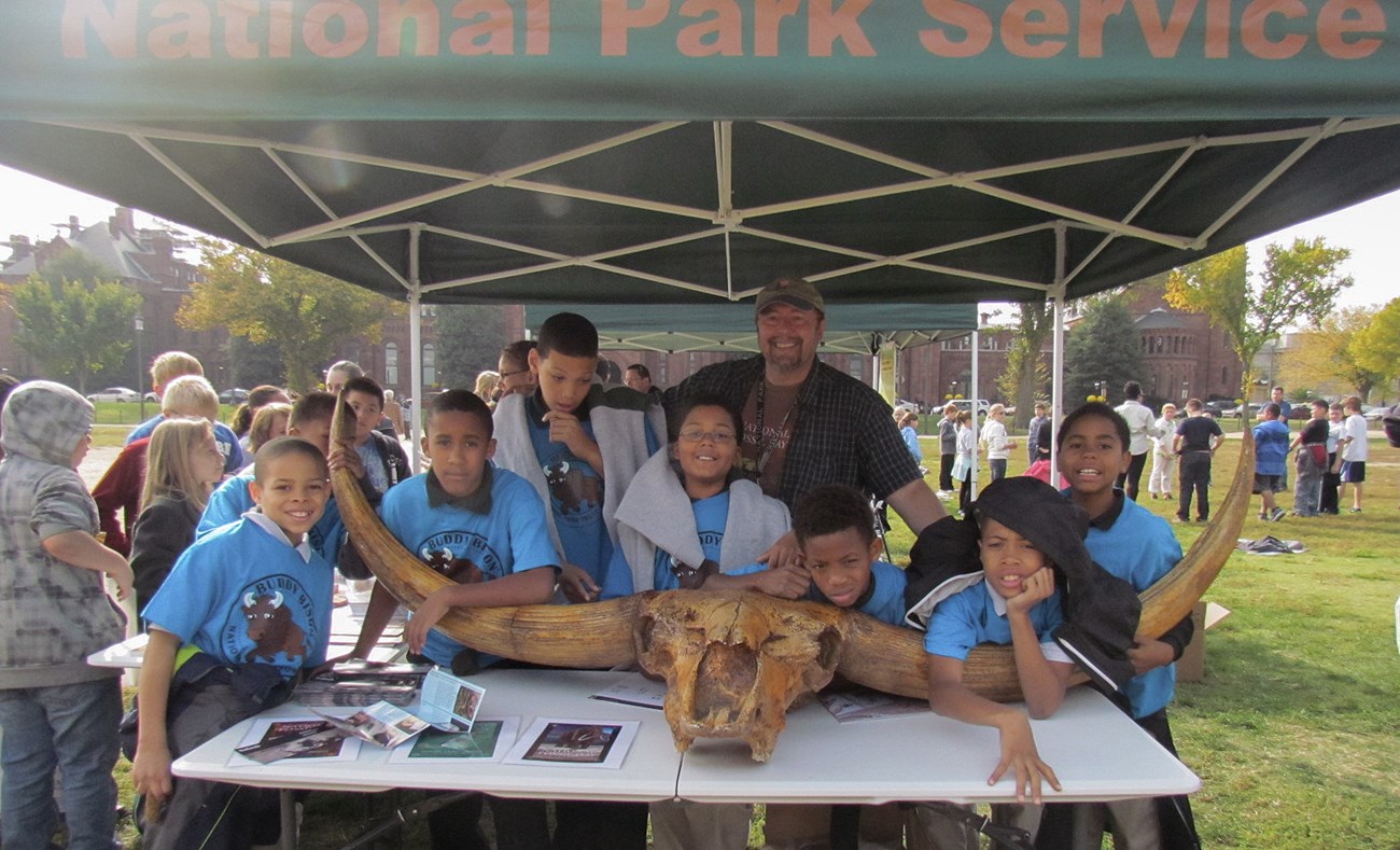 students with fossil bison skull