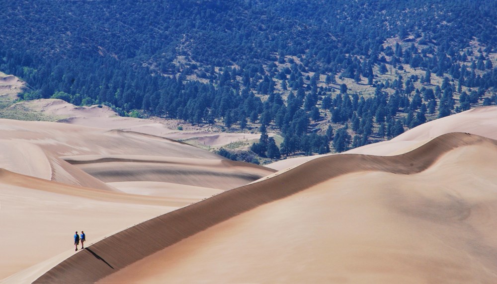 Great Sand Dunes Millî Parkı ve Koruma Alanı’nda rüzgârın taşıyıp biriktirdiği kumların oluşturduğu kumullar.
