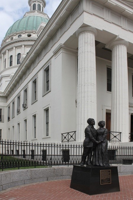 Statue of Dred and Harriet Scott standing with hands clasped in front of the Old Courthouse in St. Louis