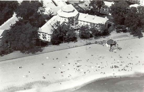 Aerial view of Hotel Breakers with the rotunda at the center, 1985