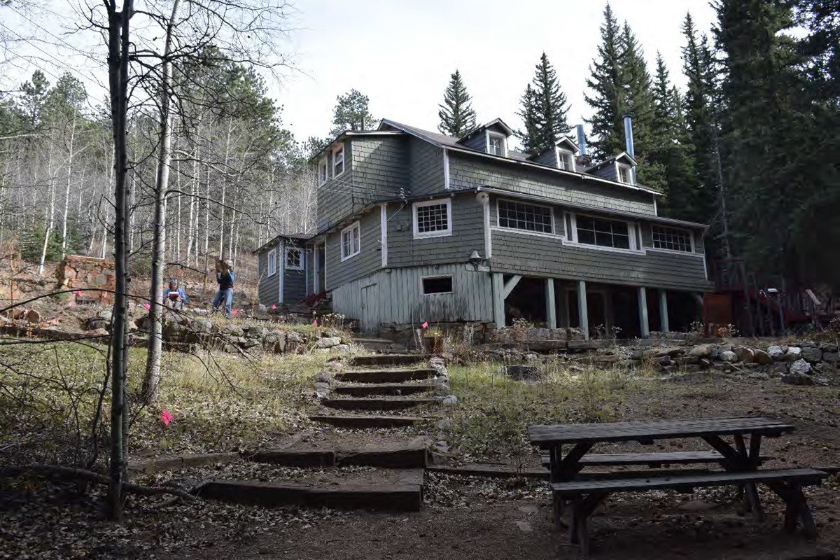 Winks Panorama, Colorado one-and-a-half-story wood shingle and stone lodge building