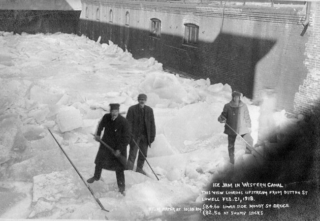 Canal workers remove ice from the Western Canal in 1918