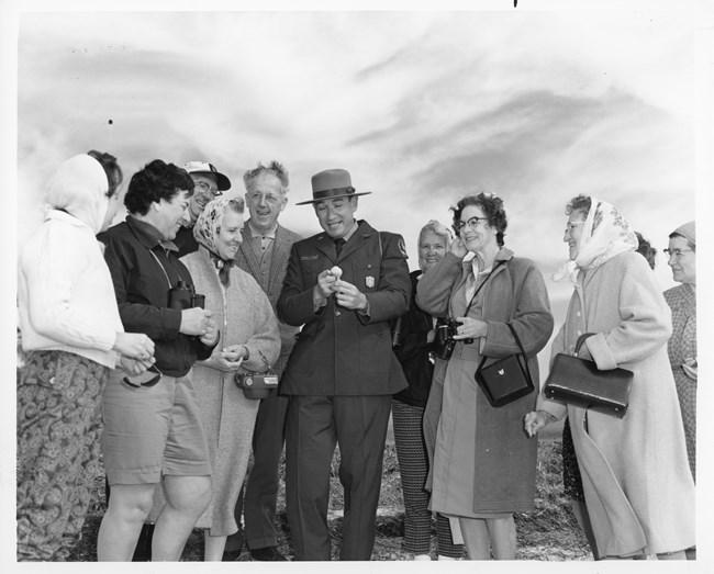 Boucher_Visitors_EVER17070 A park ranger engages with visitors and shows them a shell