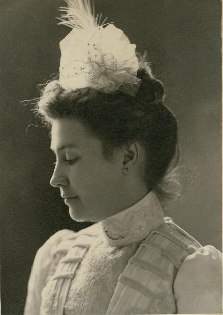 May Mann Jennings wearing a plumed hat