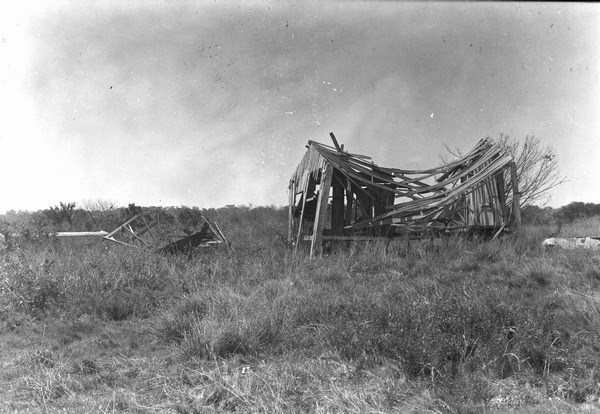sm2207: abandoned house in pieces Residence falling to pieces