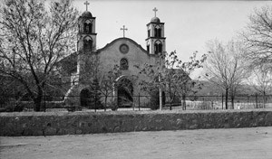 lt= Vista general de la Misión de San Miguel, Socorro, NM.