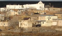 Laguna Pueblo con la misión en la cima de la colina. Foto: Ken Lund. Cortesía de Flickr Creative Commons.