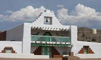 Pueblo of Santo Domingo (Kewa) mission church. Photo by Davidhc9. Courtesy of Wikimedia Commons.