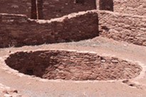 Kiva circular en el centro del convento, junto a la iglesia. Foto del NPS.