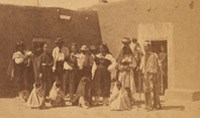 Grupo de indios en el Pueblo de San Juan, Nuevo México, hacia 1870-1908. Foto: H.T. Heister. Cortesía de Wikimedia Commons.